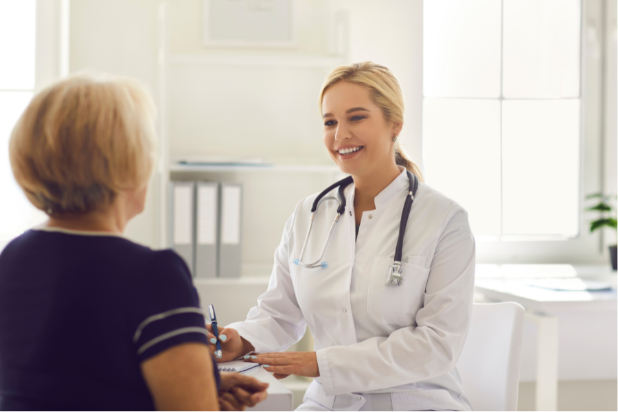 Médica conversando con una paciente
