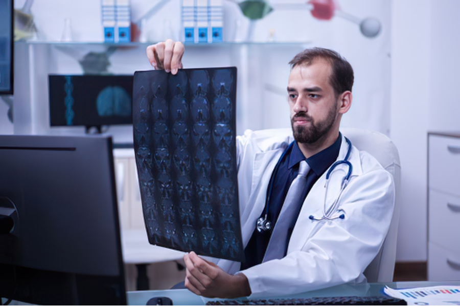 Médico revisando estudios