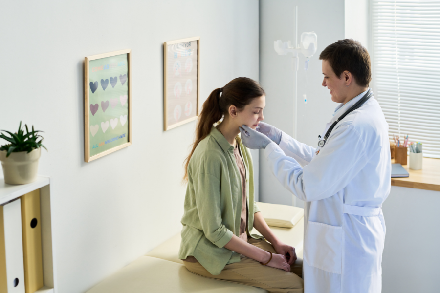 Médico revisando a una paciente